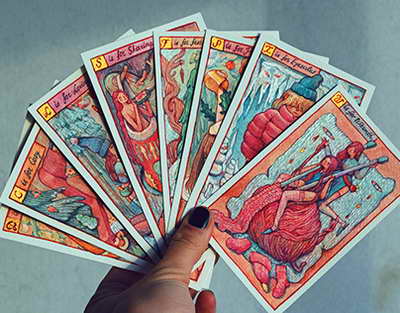 Губернатор Дмитрий Азаров встретился со вдовой и сыном участника СВО перед Парадом Победы